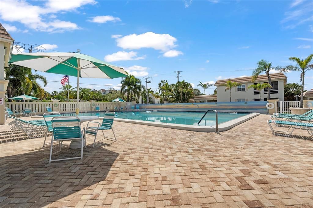 Active With Contract: $645,000 (2 beds, 2 baths, 939 Square Feet)