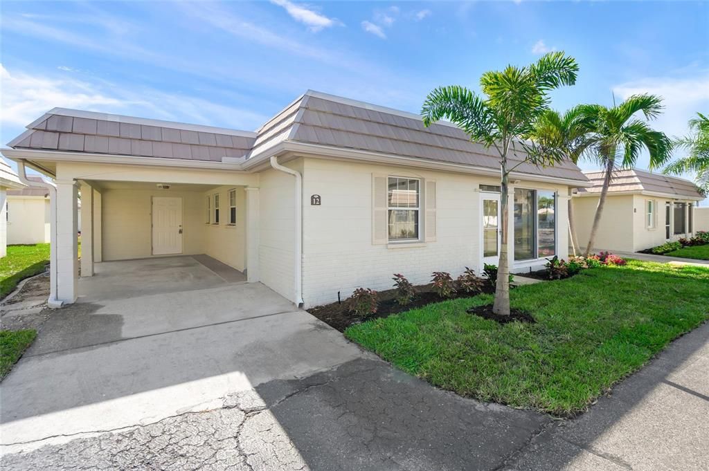 Active With Contract: $645,000 (2 beds, 2 baths, 939 Square Feet)