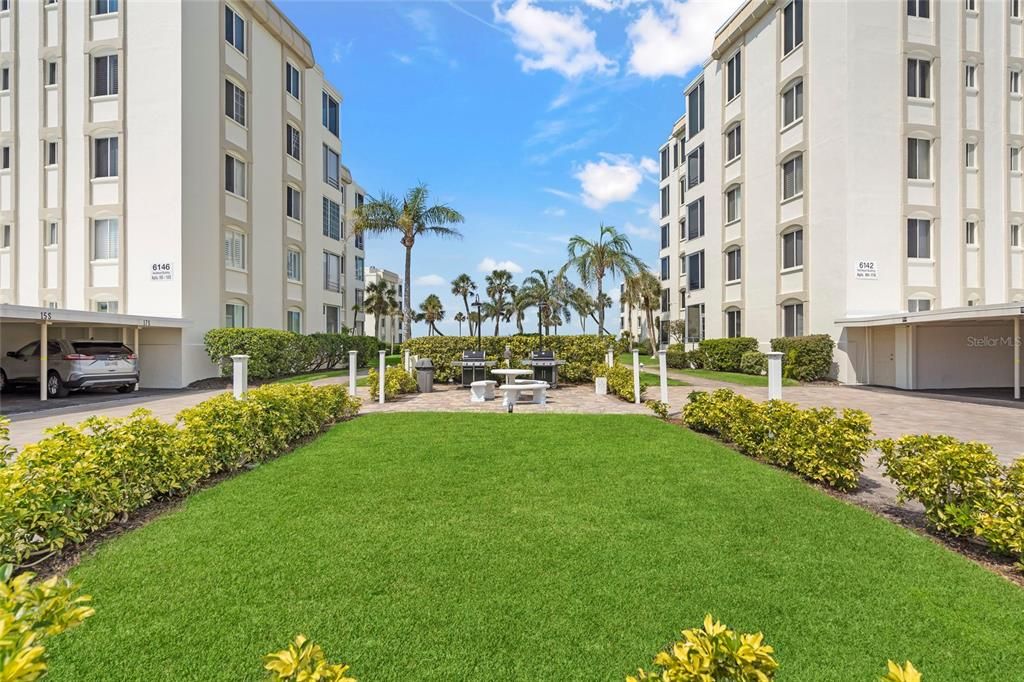 Active With Contract: $645,000 (2 beds, 2 baths, 939 Square Feet)