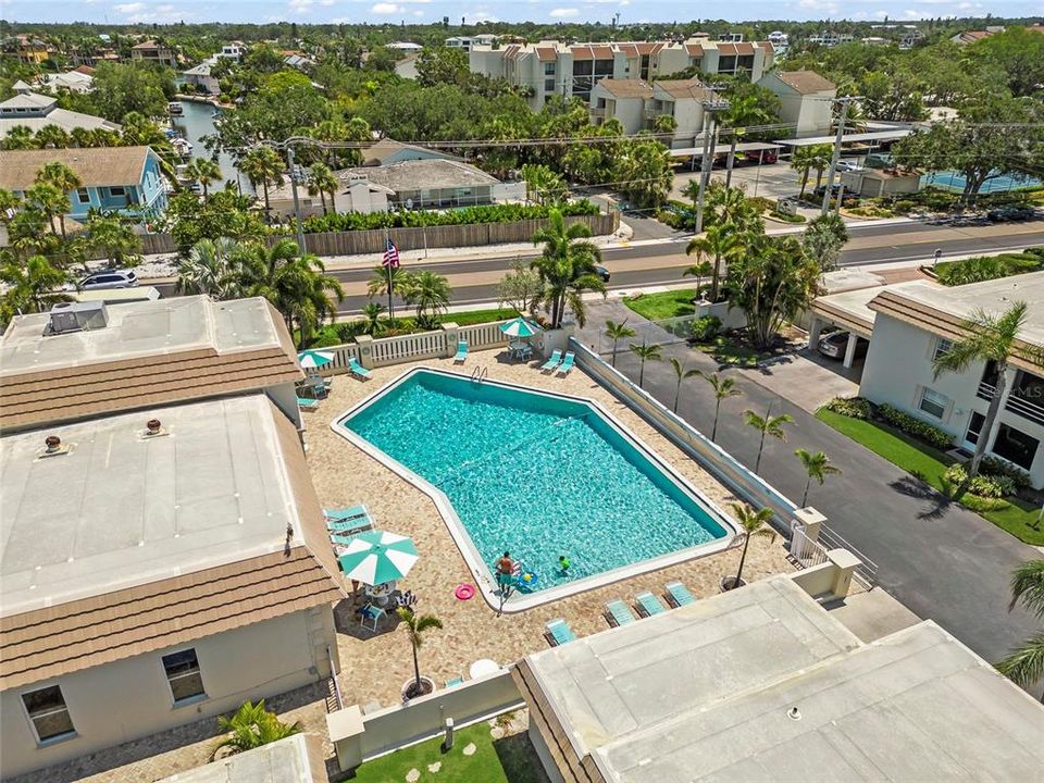 Active With Contract: $645,000 (2 beds, 2 baths, 939 Square Feet)