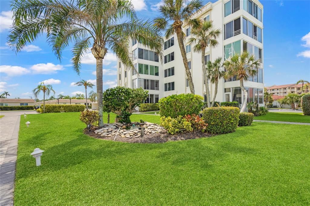 Active With Contract: $645,000 (2 beds, 2 baths, 939 Square Feet)