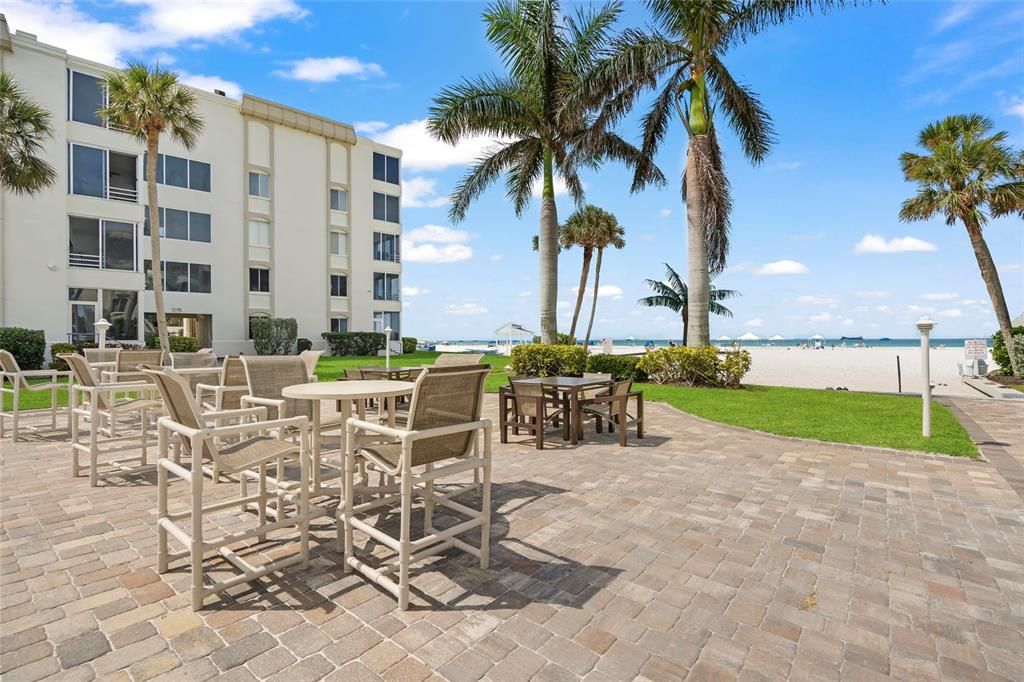 Active With Contract: $645,000 (2 beds, 2 baths, 939 Square Feet)