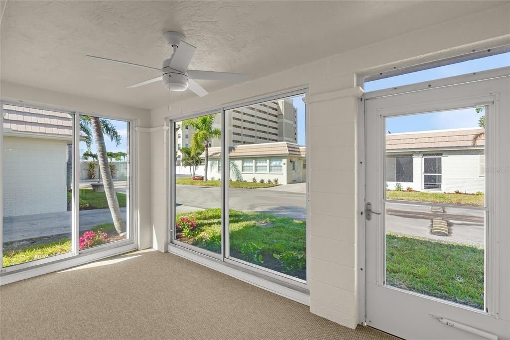 Active With Contract: $645,000 (2 beds, 2 baths, 939 Square Feet)