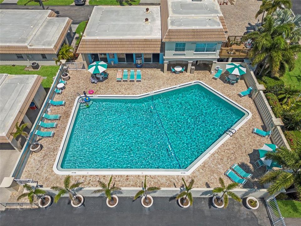 Active With Contract: $645,000 (2 beds, 2 baths, 939 Square Feet)