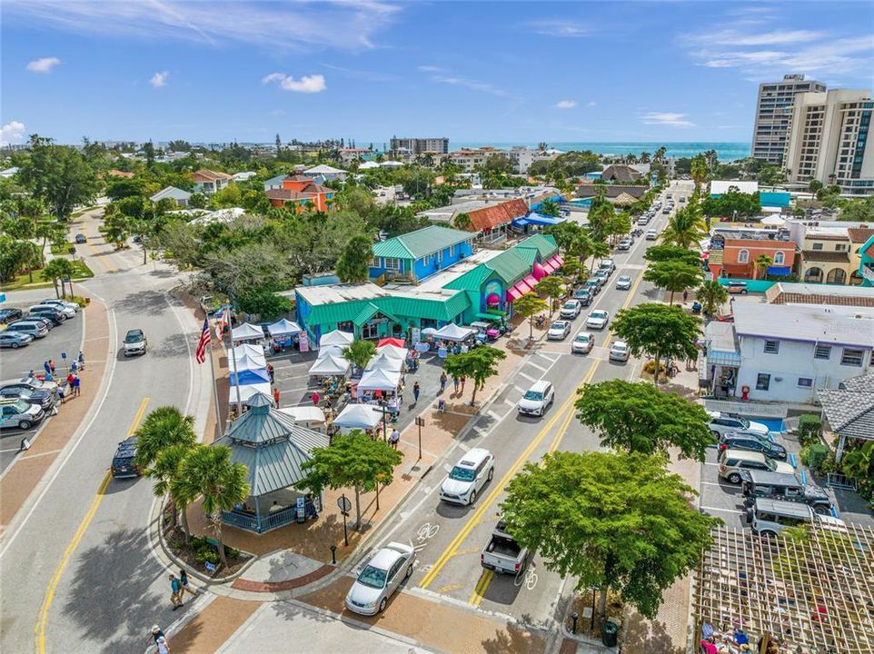 Active With Contract: $645,000 (2 beds, 2 baths, 939 Square Feet)