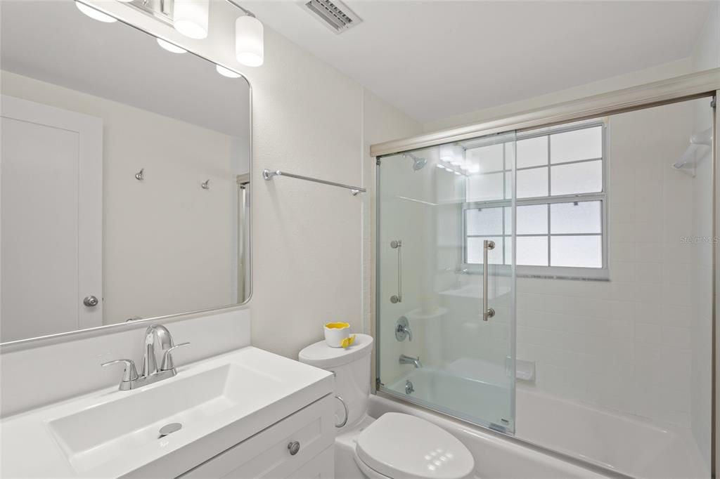 Active With Contract: $645,000 (2 beds, 2 baths, 939 Square Feet)