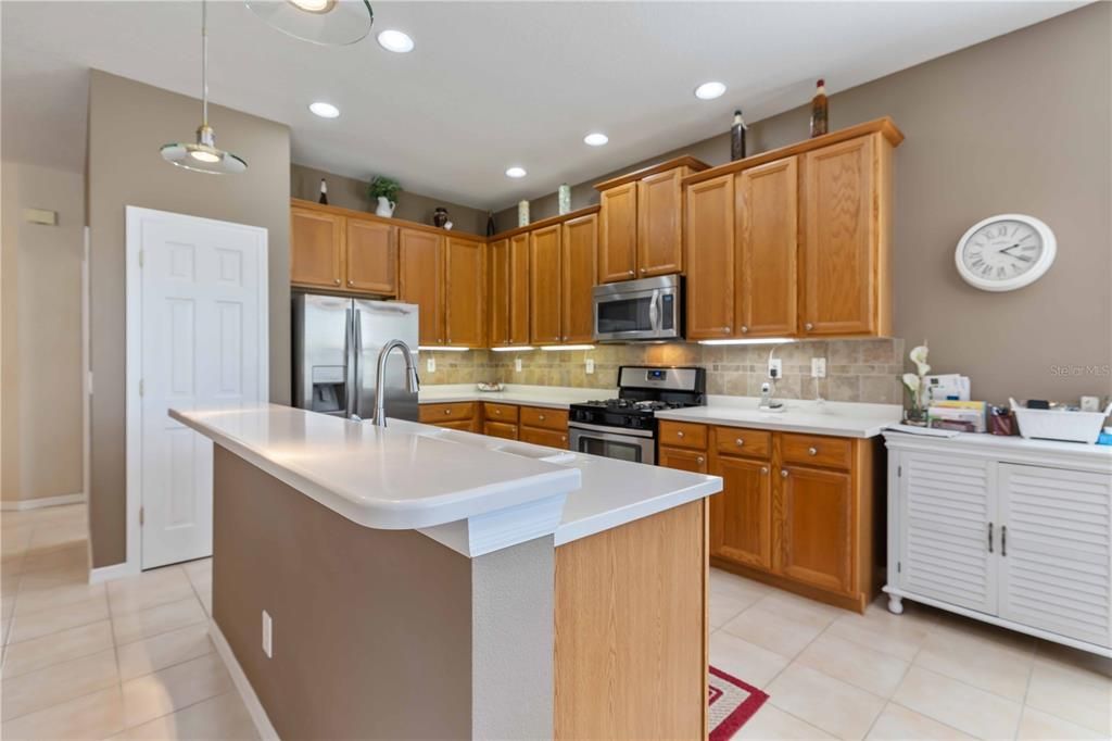 Active With Contract: $549,900 (3 beds, 2 baths, 1841 Square Feet)