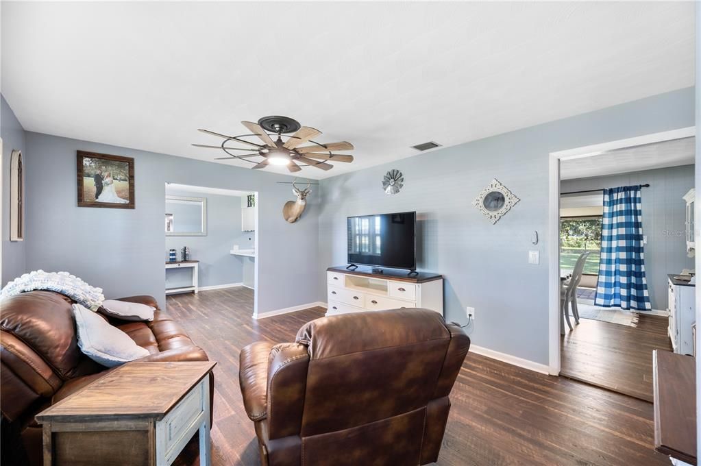 合同活跃: $315,000 (4 贝兹, 2 浴室, 1500 平方英尺)