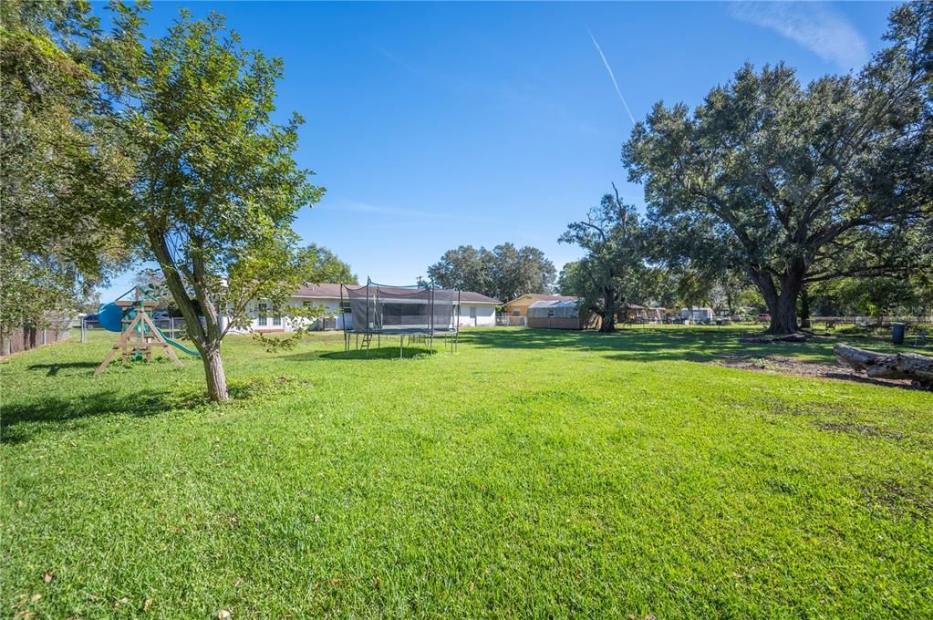 合同活跃: $315,000 (4 贝兹, 2 浴室, 1500 平方英尺)