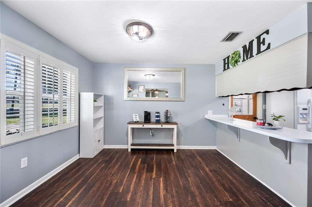 合同活跃: $315,000 (4 贝兹, 2 浴室, 1500 平方英尺)