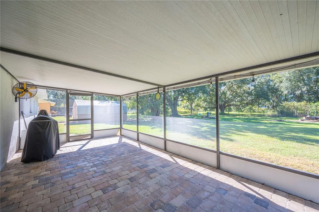 合同活跃: $315,000 (4 贝兹, 2 浴室, 1500 平方英尺)