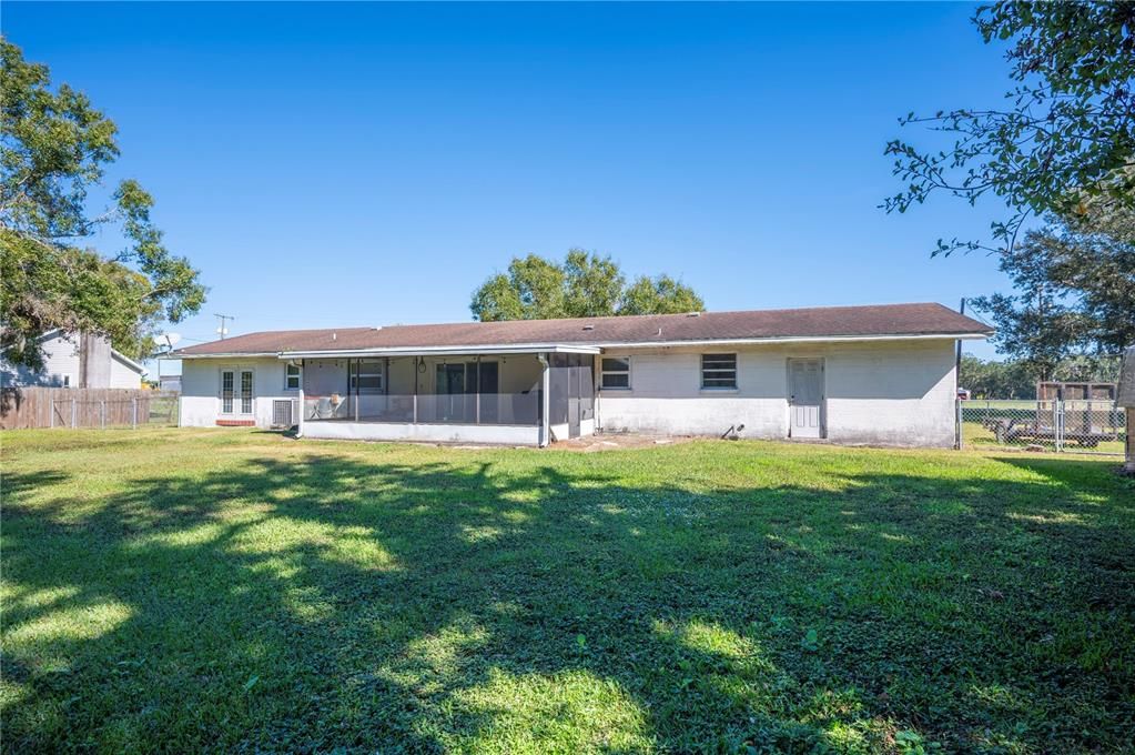 合同活跃: $315,000 (4 贝兹, 2 浴室, 1500 平方英尺)