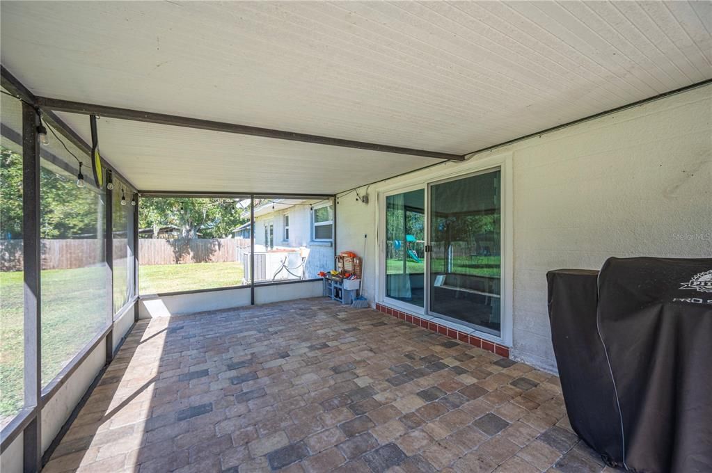 合同活跃: $315,000 (4 贝兹, 2 浴室, 1500 平方英尺)