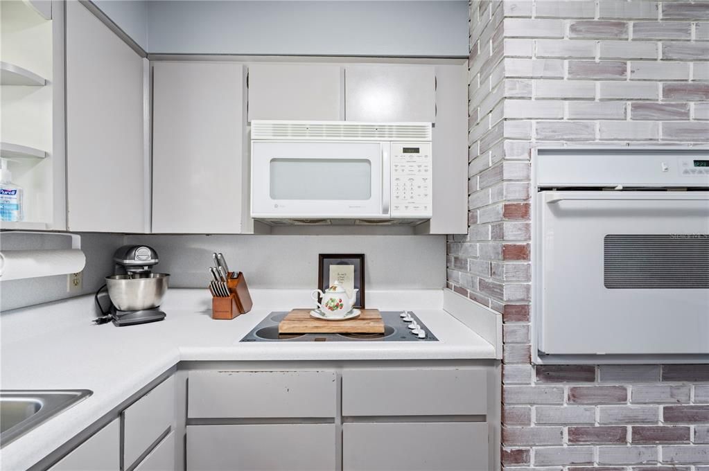 合同活跃: $315,000 (4 贝兹, 2 浴室, 1500 平方英尺)