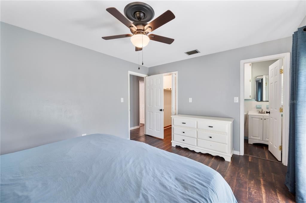 合同活跃: $315,000 (4 贝兹, 2 浴室, 1500 平方英尺)