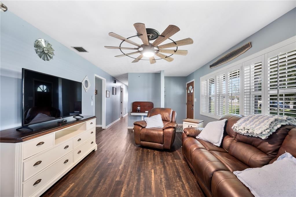 合同活跃: $315,000 (4 贝兹, 2 浴室, 1500 平方英尺)