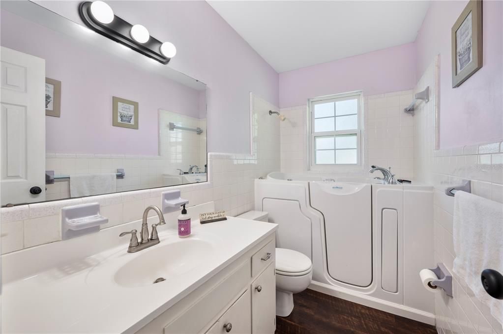 合同活跃: $315,000 (4 贝兹, 2 浴室, 1500 平方英尺)