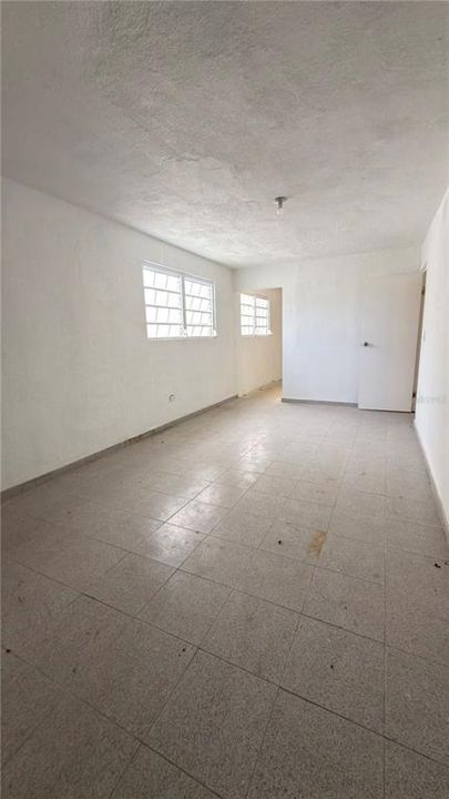 Под контрактом: $275,000 (5 спален, 3 ванн, 2119 Квадратных фут)