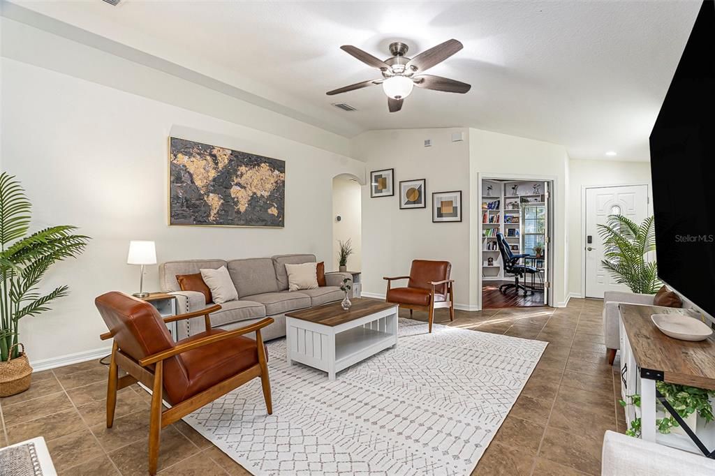 待售: $360,000 (4 贝兹, 2 浴室, 1484 平方英尺)