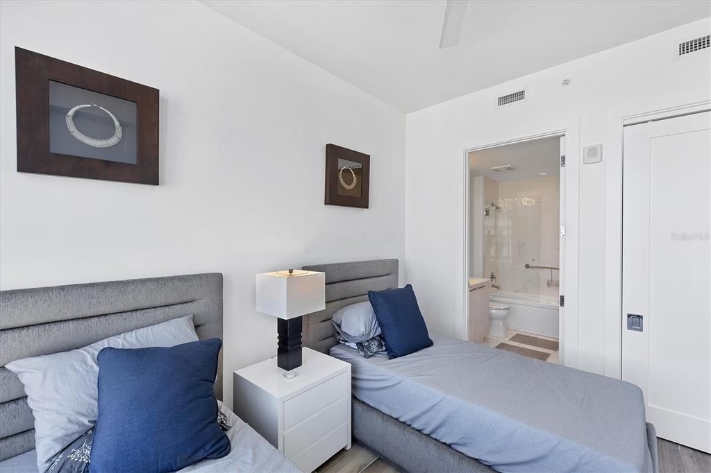 For Sale: $1,295,000 (2 beds, 2 baths, 1585 Square Feet)