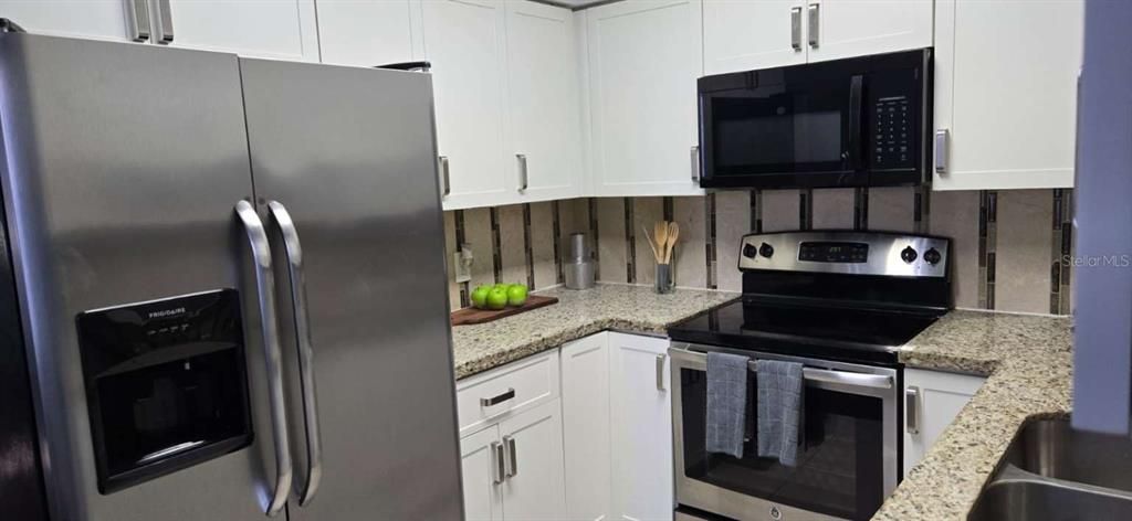 合同活跃: $148,700 (2 贝兹, 2 浴室, 1027 平方英尺)