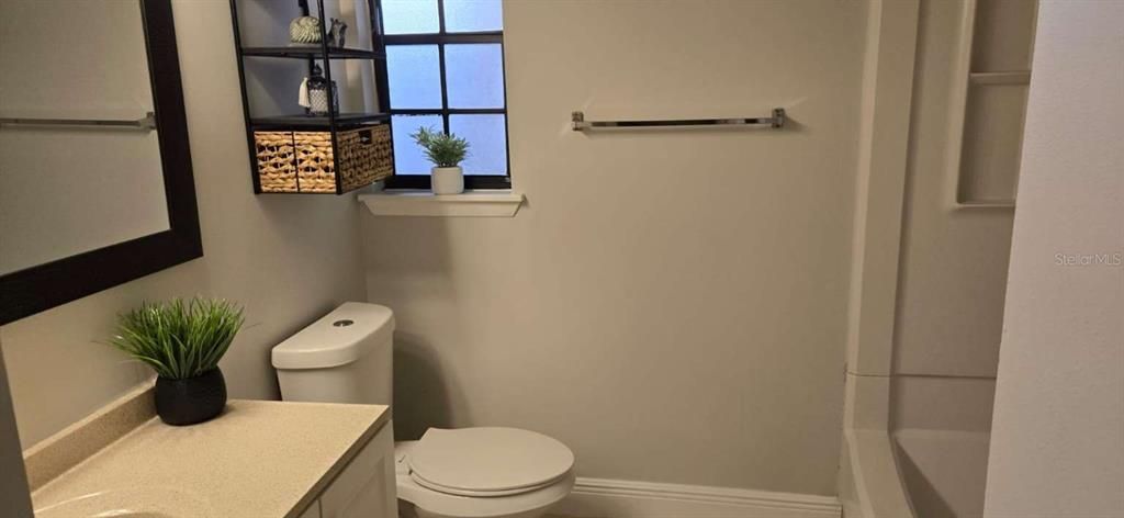 合同活跃: $148,700 (2 贝兹, 2 浴室, 1027 平方英尺)