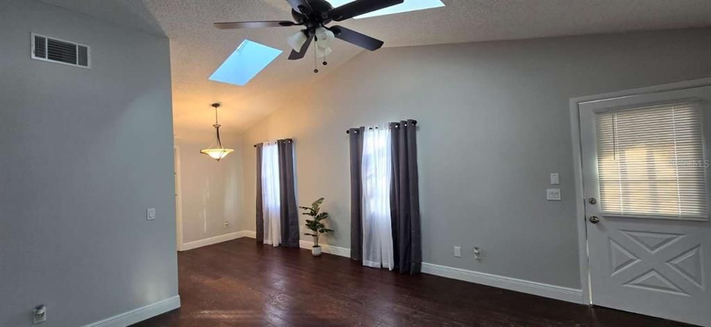 合同活跃: $148,700 (2 贝兹, 2 浴室, 1027 平方英尺)