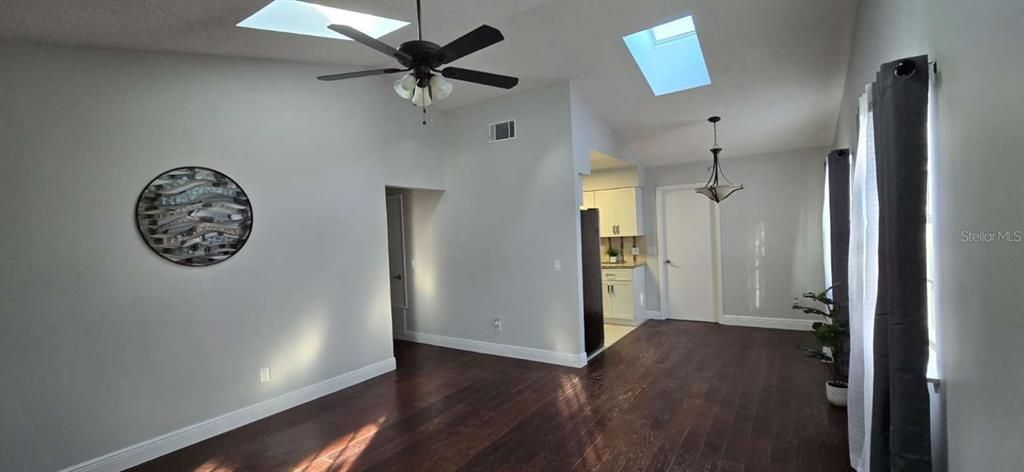 合同活跃: $148,700 (2 贝兹, 2 浴室, 1027 平方英尺)