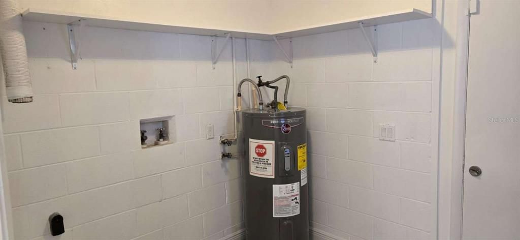 合同活跃: $148,700 (2 贝兹, 2 浴室, 1027 平方英尺)