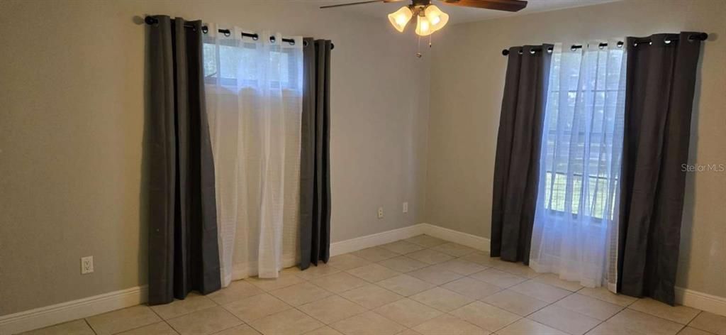 合同活跃: $148,700 (2 贝兹, 2 浴室, 1027 平方英尺)