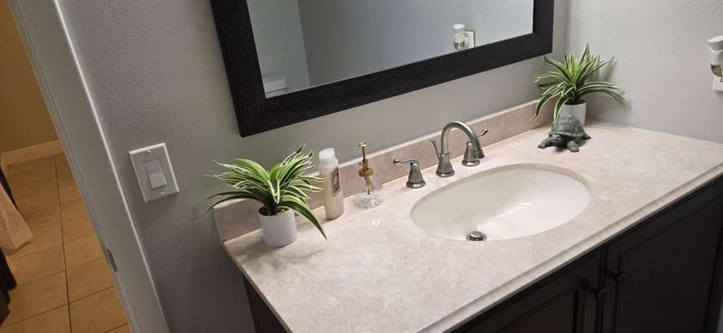 合同活跃: $148,700 (2 贝兹, 2 浴室, 1027 平方英尺)