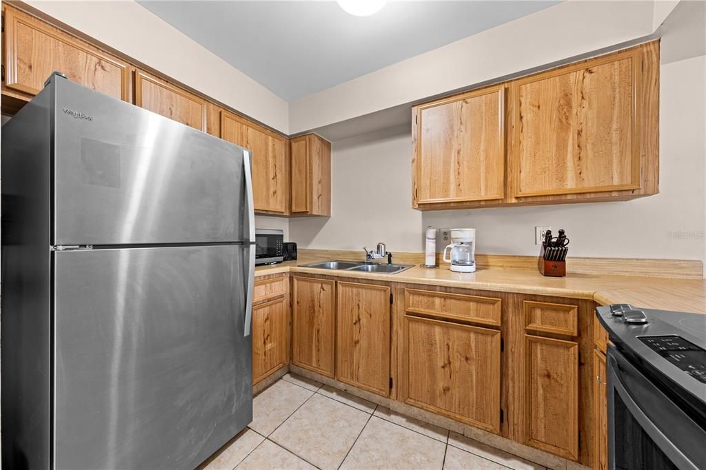 Active With Contract: $155,000 (1 beds, 1 baths, 595 Square Feet)
