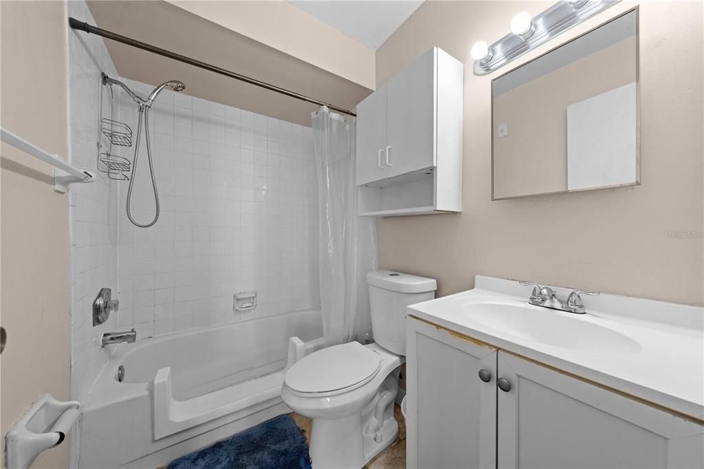 Active With Contract: $155,000 (1 beds, 1 baths, 595 Square Feet)