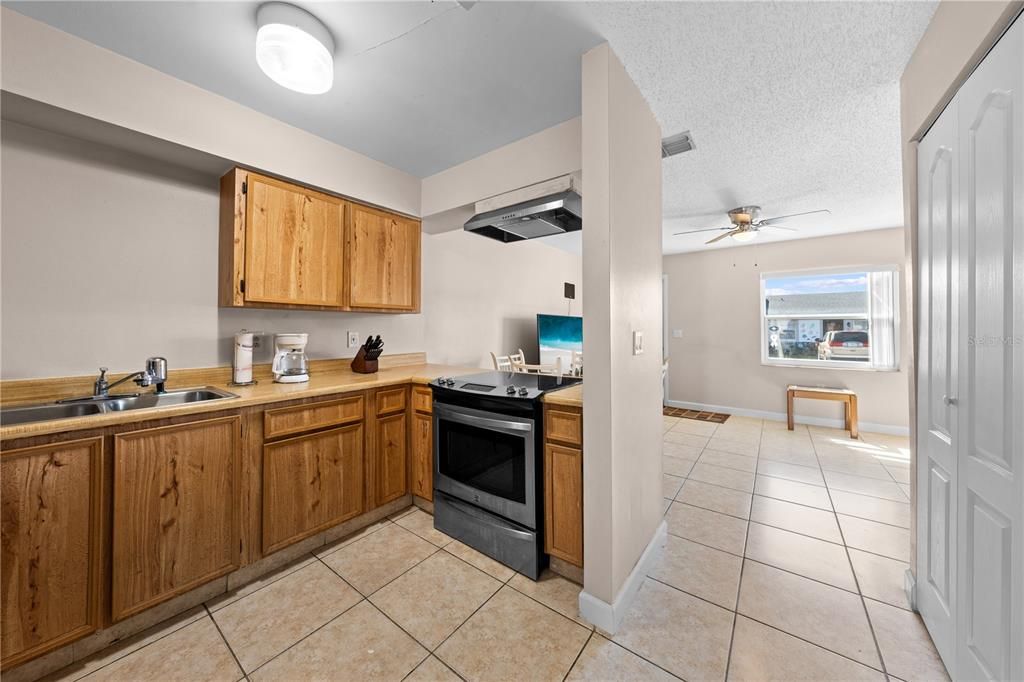 Active With Contract: $155,000 (1 beds, 1 baths, 595 Square Feet)