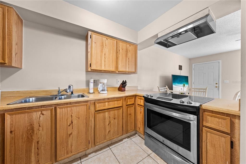 Active With Contract: $155,000 (1 beds, 1 baths, 595 Square Feet)