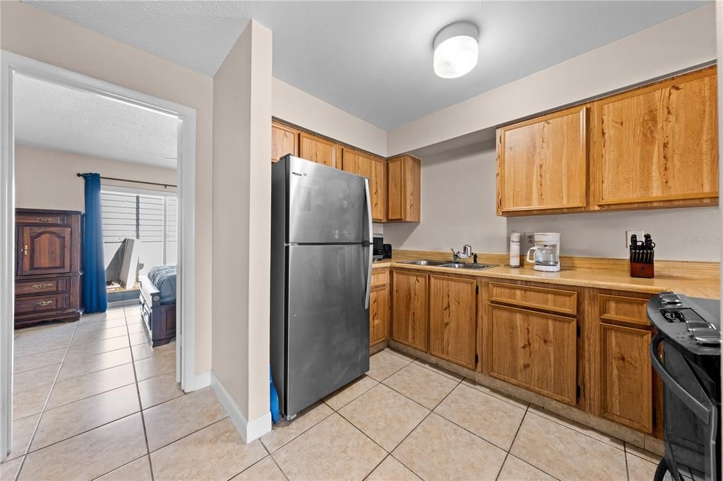 Active With Contract: $155,000 (1 beds, 1 baths, 595 Square Feet)