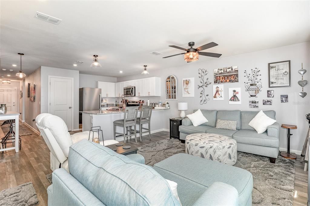 En Venta: $318,000 (4 camas, 2 baños, 1398 Pies cuadrados)