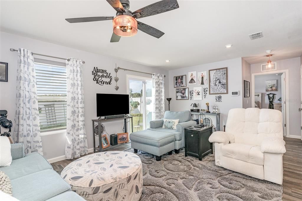 En Venta: $318,000 (4 camas, 2 baños, 1398 Pies cuadrados)