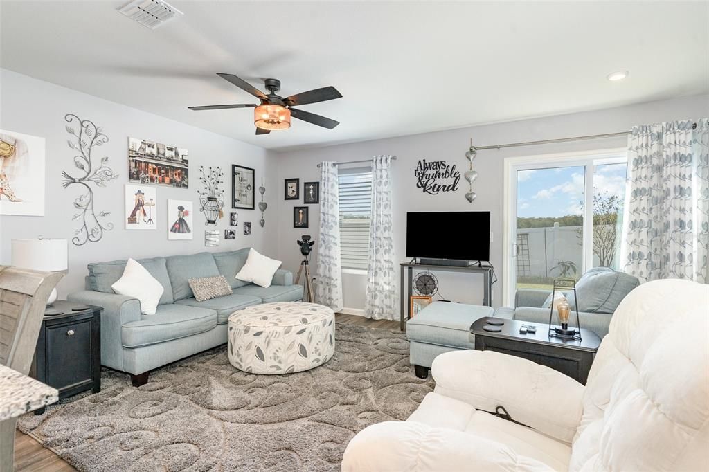 En Venta: $318,000 (4 camas, 2 baños, 1398 Pies cuadrados)