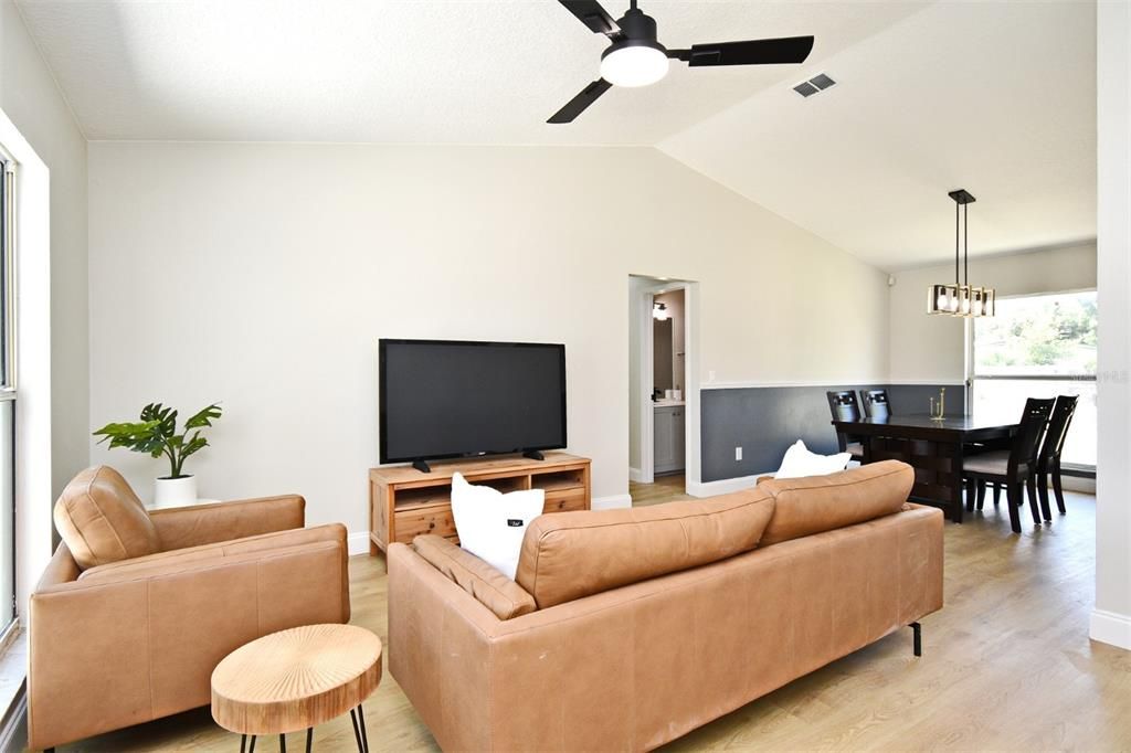 Active With Contract: $335,900 (3 beds, 2 baths, 1339 Square Feet)