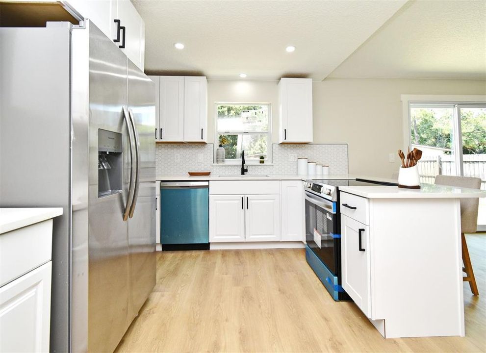 Active With Contract: $335,900 (3 beds, 2 baths, 1339 Square Feet)