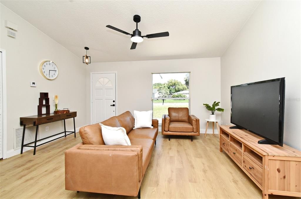 Active With Contract: $335,900 (3 beds, 2 baths, 1339 Square Feet)