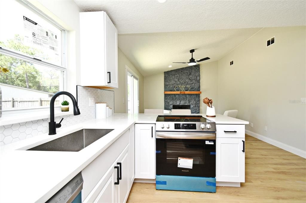 Active With Contract: $335,900 (3 beds, 2 baths, 1339 Square Feet)