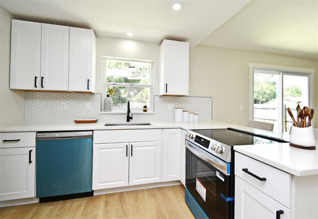 Active With Contract: $335,900 (3 beds, 2 baths, 1339 Square Feet)