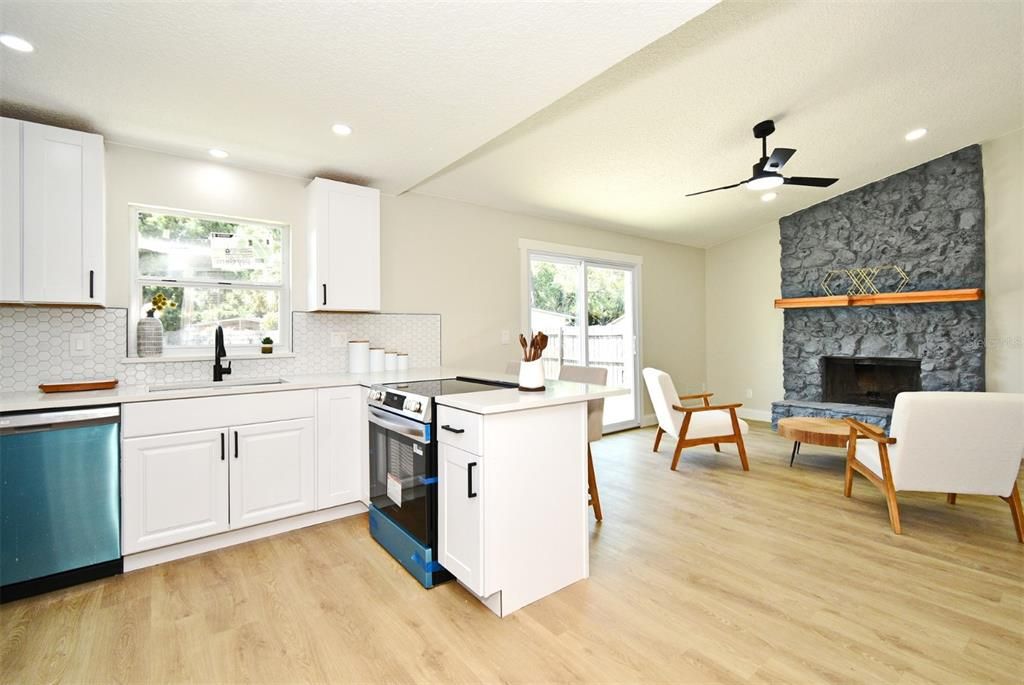 Active With Contract: $335,900 (3 beds, 2 baths, 1339 Square Feet)