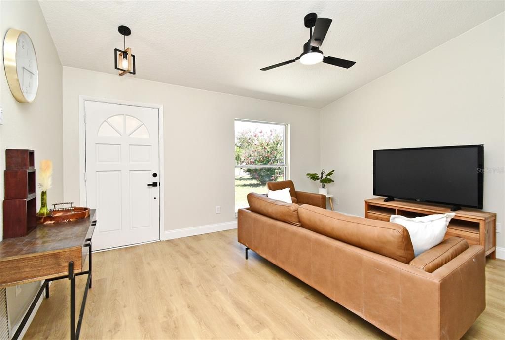 Active With Contract: $335,900 (3 beds, 2 baths, 1339 Square Feet)