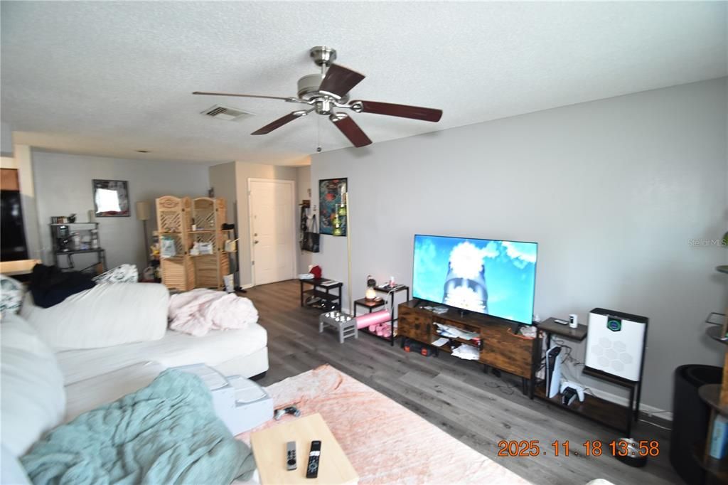 Activo con contrato: $129,900 (2 camas, 2 baños, 918 Pies cuadrados)