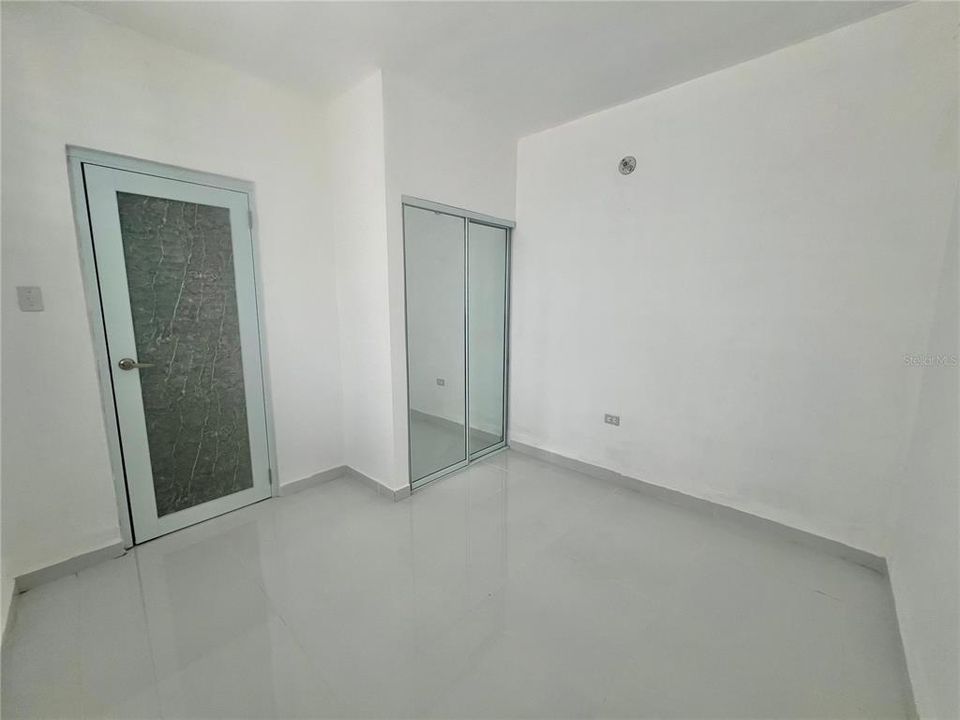 合同活跃: $210,000 (4 贝兹, 2 浴室, 1331 平方英尺)