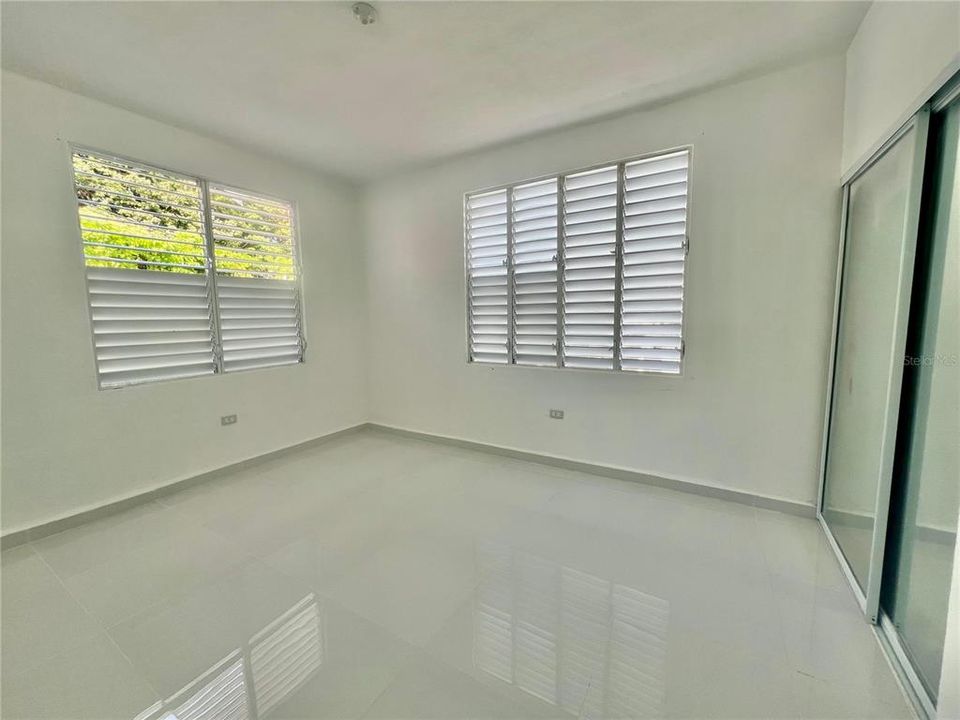 合同活跃: $210,000 (4 贝兹, 2 浴室, 1331 平方英尺)