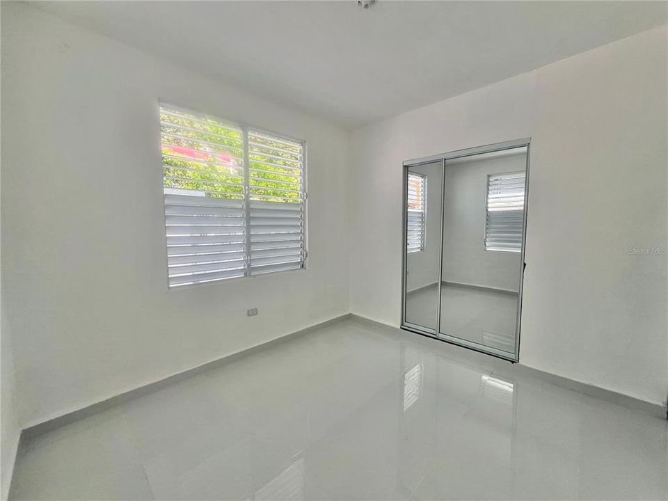 合同活跃: $210,000 (4 贝兹, 2 浴室, 1331 平方英尺)